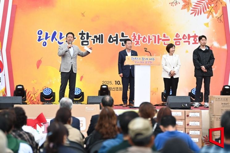 김장호 구미시장,김일수 경북도의원,김춘남 시의원이 축사를 하고있다./김이환기자
