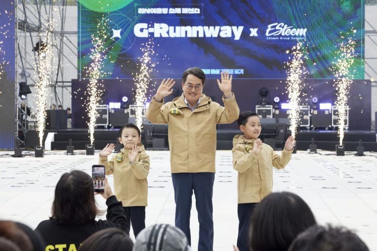 김동연 경기도지사가 18일 경기도민의 날 행사에서 방화복을 업사이클해 만든 옷을 입은 뒤 도민들에게 환하게 손인사를 하고 있다. 경기도 제공