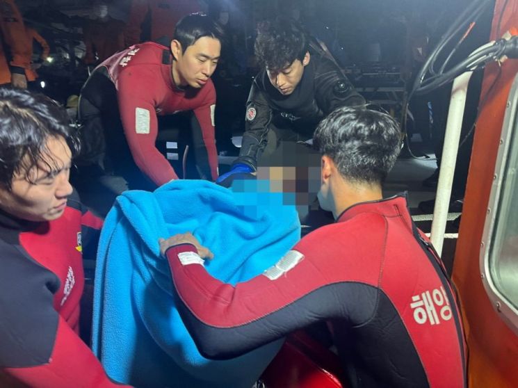 전남 완도에서 바다에 빠진 10대 남성이 낚시하던 시민의 신고로 구조됐다. 완도해양경찰서 제공