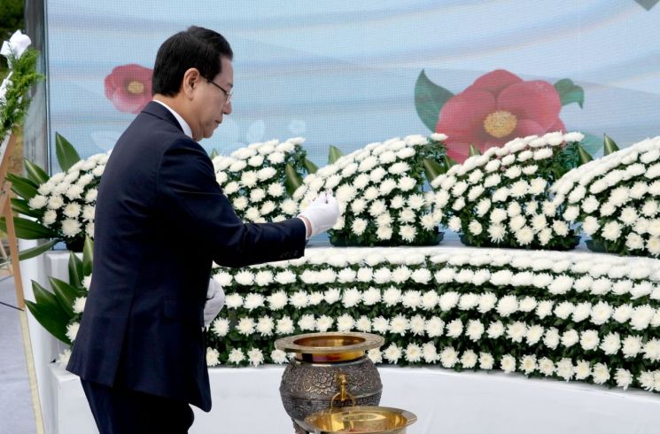김영록 전라남도지사가 19일 구례군 지리산역사문화관에서 김민석 국무총리를 비롯한 유족들이 참석한 가운데 열린 ‘여순사건 제77주기 합동추념식’ 행사에서 헌화, 분향을 하고 있다. 전남도 제공