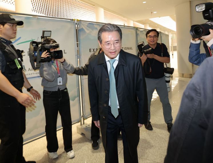 한미 관세협상 후속 논의를 위해 미국 워싱턴DC를 찾은 김용범 대통령실 정책실장(오른쪽)과 여한구 통성교섭본부장이 19일 인천국제공항 제2여객터미널을 통해 귀국한 뒤 이동하고 있다. 연합뉴스