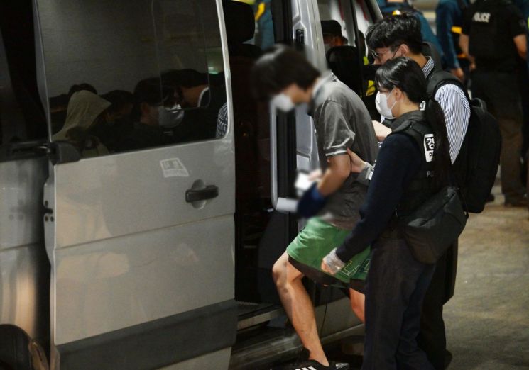 캄보디아 온라인 사기에 가담해 구금된 한국인들이 지난달 인천국제공항 제2터미널을 통해 송환돼 호송차에 오르고 있다. 연합뉴스