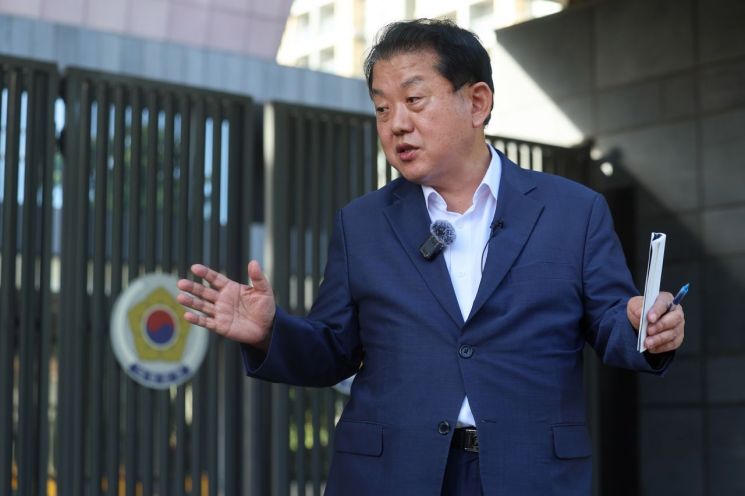 김병주 더불어민주당 재외국민안전대책단 단장이자 최고위원이 18일(현지시간) 캄보디아 프놈펜에 있는 주캄보디아 한국 대사관 앞에서 한국인 구출 관련 내용을 브리핑하는 모습. 연합뉴스
