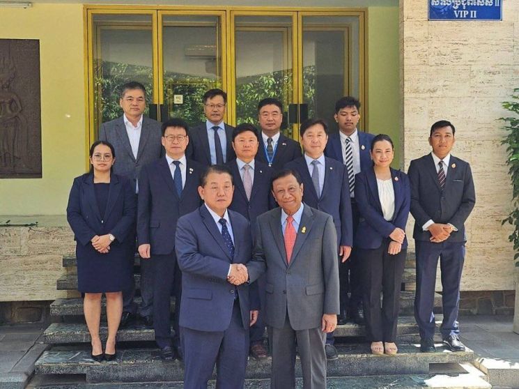 김병주 더불어민주당 최고위원은 캄보디아 범죄 단지에 2개월 동안 감금된 20대 한국 남성 3명이 현지 경찰과 협조해 구출했다고 밝혔다. 김병주 페이스북