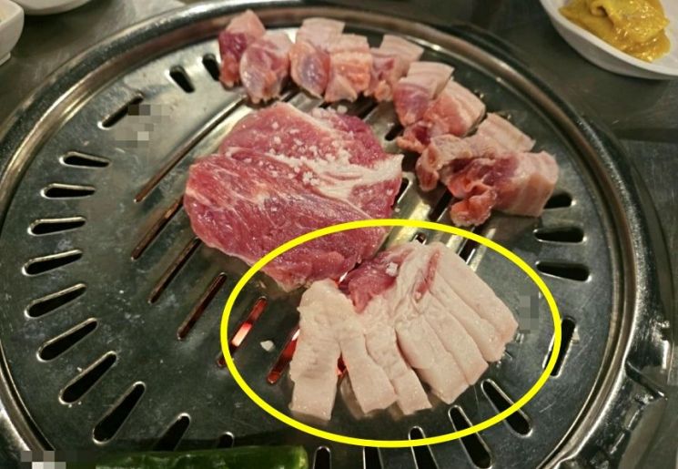 제주 한 흑돼지 집 목살 상태. 비계가 상당부분 차지하고 있는 모습이다. 온라인 커뮤니티 캡처
