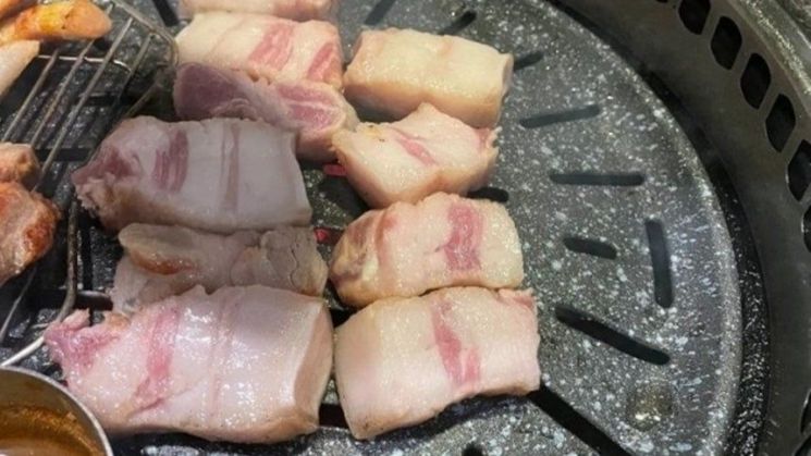지난해 논란이 된 비계삼겹살 고발 사례. 온라인 커뮤니티 캡처