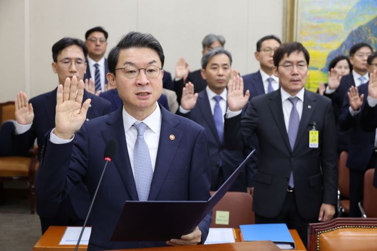 이억원 금융위원장이 20일 서울 여의도 국회 정무위원회에서 열린 금융위원회 등에 대한 국정감사에서 선서하고 있다. 연합뉴스
