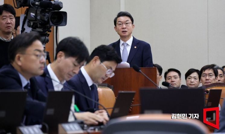 [2025 Audit] FSC Chairman Lee Eogwon: "Considering Practical Solutions for Easing Separation of Banking and Commerce"