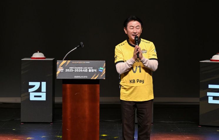 김동근 시장이 지난 18일 KB손해보험 스타즈 배구단의 2025-26 V리그 출정식에서 선수들을 격려하고 있다. 의정부시 제공