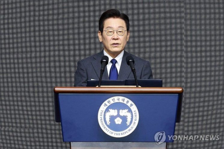이재명 대통령이 20일 경기 고양시 킨텍스에서 열린 서울 ADEX 2025 개막식에서 축사하고 있다. 연합뉴스