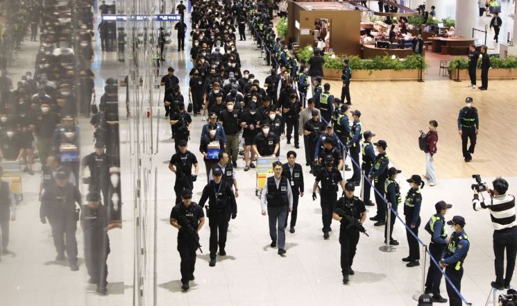 캄보디아 온라인 사기에 가담해 구금된 한국인들이 18일 오전 인천국제공항 제2터미널을 통해 송환되고 있다. 연합뉴스