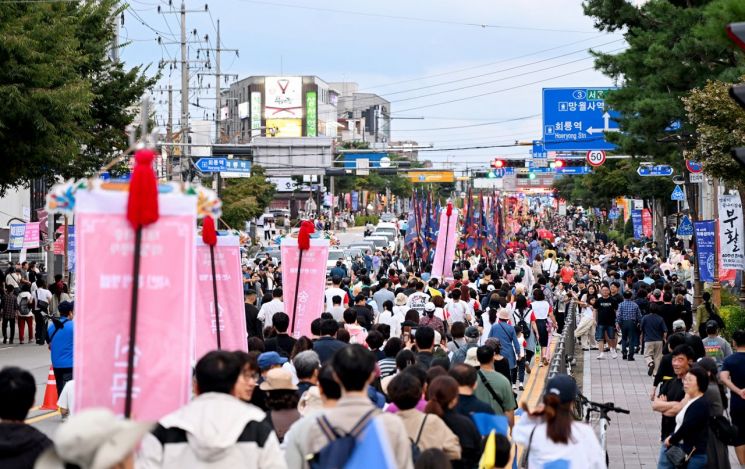 의정부시가 지난 9월 28일 개최한 '태조·태종 의정부행차'에 4만5000여 명의 관람객을 운집시키며 약 30억원의 경제적 파급효과를 창출한 것으로 나타났다. 사진은 '태조·태종 의정부행차' 모습. 의정부시 제공