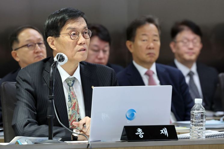 이창용 한국은행 총재가 20일 서울 중구 한은에서 열린 국회 기획재정위원회의 한은에 대한 국정감사에서 의원 질의에 답하고 있다. 연합뉴스