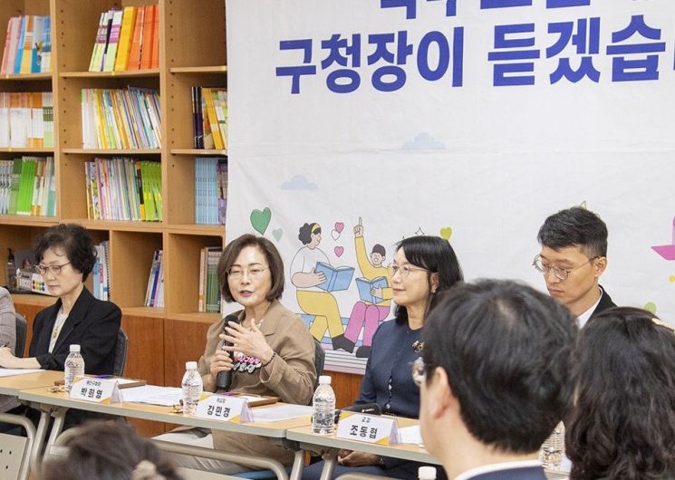박희영 용산구청장이 찾아가는 학부모간담회에서 건의사항을 듣고 답변하고 있다. 용산구 제공.