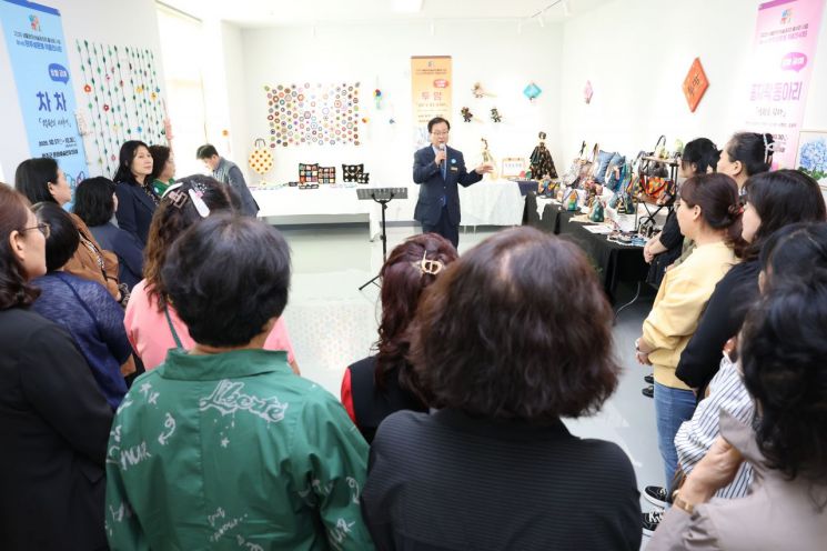 ㈔완주군생활문화예술동호네트워크가 오는 30일까지 완주군 문화예술단체 전시실에서 '제14회 완주생문동 작품 전시회'를 연다. 완주군 제공