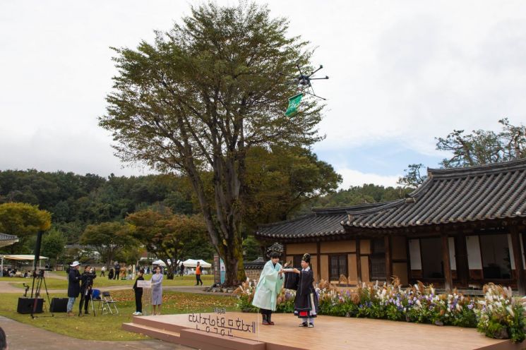 다산 선생의 메시지가 드론을 통해 개막식 무대로 전달되고 있다. 남양주시 제공