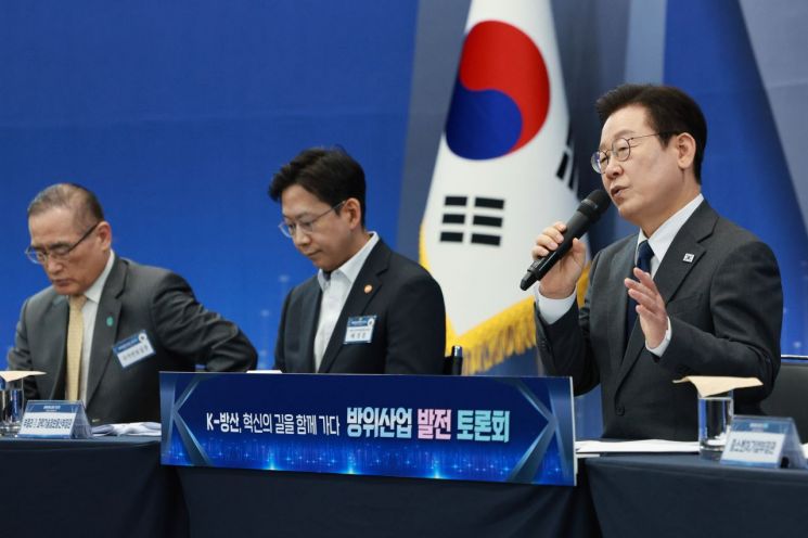 이재명 대통령이 20일 경기도 고양시 킨텍스에서 열린 방위산업 발전 토론회에서 발언하고 있다. 연합뉴스