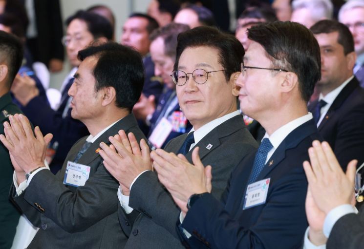 이재명 대통령이 20일 경기 고양시 킨텍스에서 열린 서울 ADEX 2025 개막식에서 참석자들과 박수를 치고 있다. 연합뉴스