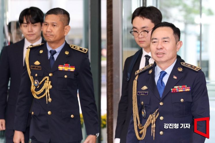 치아 삐어우 캄보디아 경찰청 차장이 20일 서울 서대문구 경찰청에서 유재성 경찰청장 직무대행을 만나 한국인 대상 스캠(온라인 사기) 범죄 대응과 협력 방안 등을 논의하기 위해 면담장으로 이동하고 있다. 2025.10.20 강진형 기자