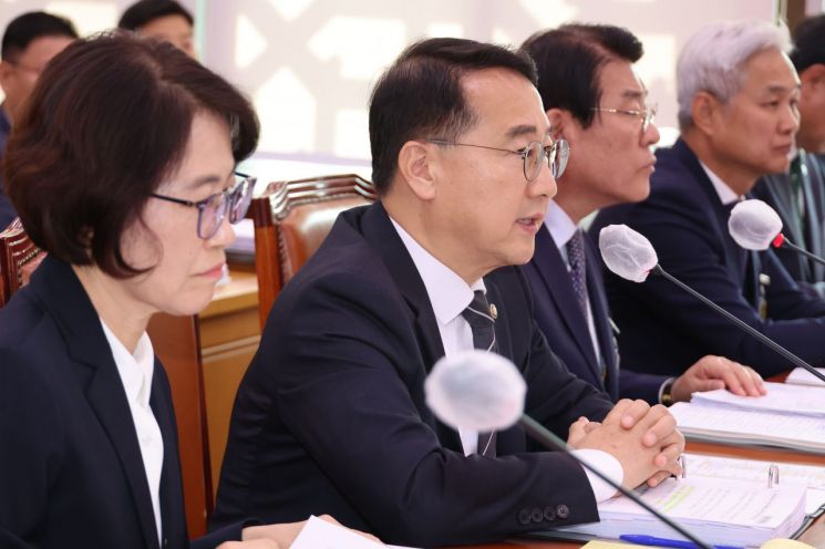 김인호 산림청장이 20일 국회 농림축산식품해양수산위원회에서 열린 산림청 등에 대한 국정감사에서 위원 질의에 답하고 있다. 연합뉴스.