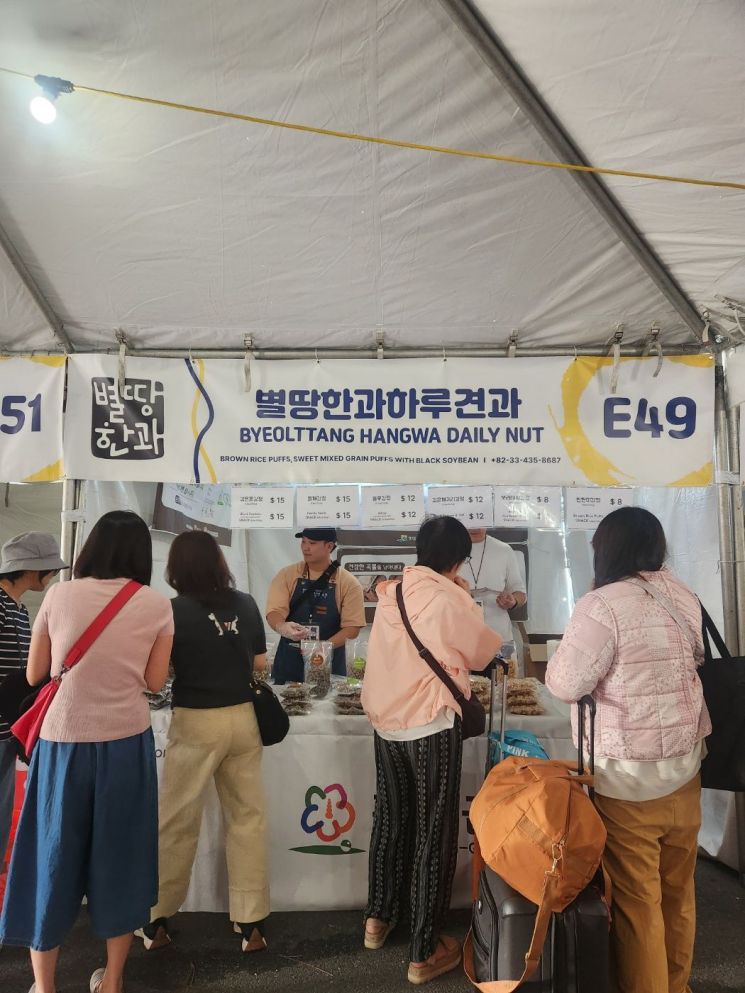 홍천군 관내 기업이 지난 16일부터 19일까지 열린 '제52회 LA 한인축제'에서 우수 농가공품 전 제품을 판매하고 있다. 홍천군 제공