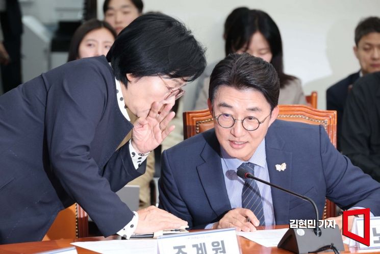 최민희 더불어민주당 언론개혁특별위원회 위원장과 노종면 의원이 20일 국회에서 열린 언론개혁특위 허위 조작정보 근절안 발표에서 대화하고 있다. 2025.10.20 김현민 기자