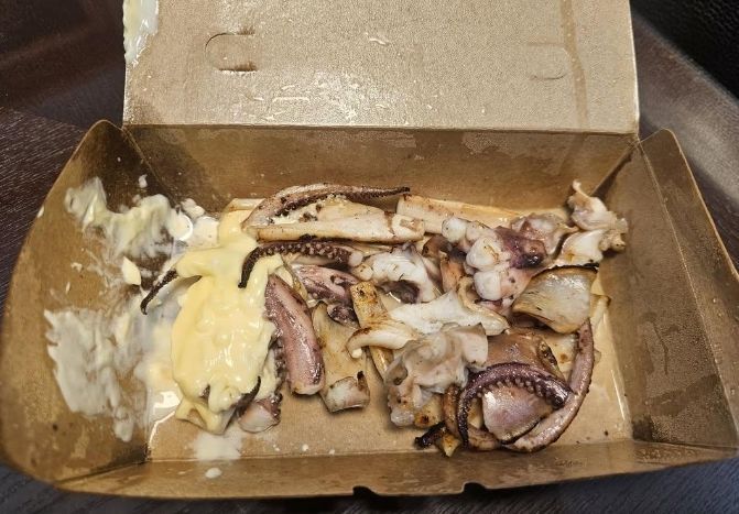 제주 한 시장에서 '바가지 논란'에 휩싸인 철판오징어의 사진. 온라인 커뮤니티