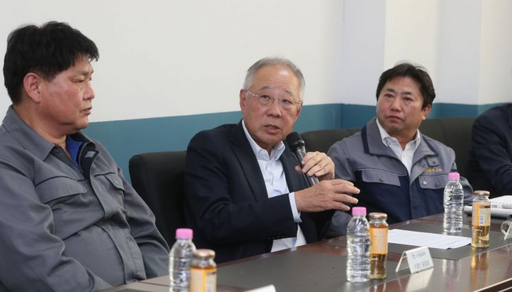 류진 한경협 회장이 20일 경기도 평택에 있는 경영자문 우수기업 ㈜청우코아를 방문해 인사말을 하고 있다. 한경협.