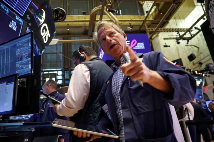 17일(현지시간) 미국 뉴욕시 뉴욕증권거래소(NYSE)에서 트레이더들이 거래를 하고 있다. 로이터연합뉴스