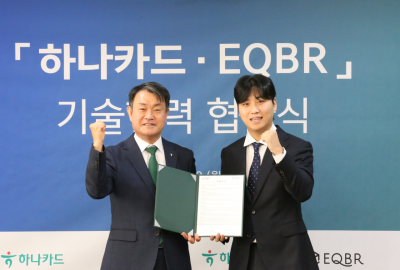20일 서울 중구 하나카드 본사에서 진행된 하나카드-EQBR 업무협약 체결식에서 성영수 하나카드 대표(왼쪽부터)와 이현기 EQBR 대표가 기념촬영을 하고 있다.하나카드