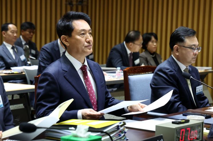 오세훈 서울시장이 20일 서울시청에서 열린 서울시에 대한 국회 국토교통위원회 국정감사에 참석해 있다. 연합뉴스