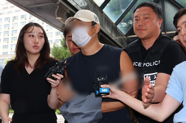지난 7월10일 경기 김포시 한 단독주택에서 60∼70대 부모와 30대 형 등 일가족 3명을 흉기로 살해한 혐의를 받는 30대 A씨가 지난 13일 부천시 원미구 인천지방법원 부천지원에서 열린 구속 전 피의자 심문(영장실질심사)에 출석하고 있다. 연합뉴스