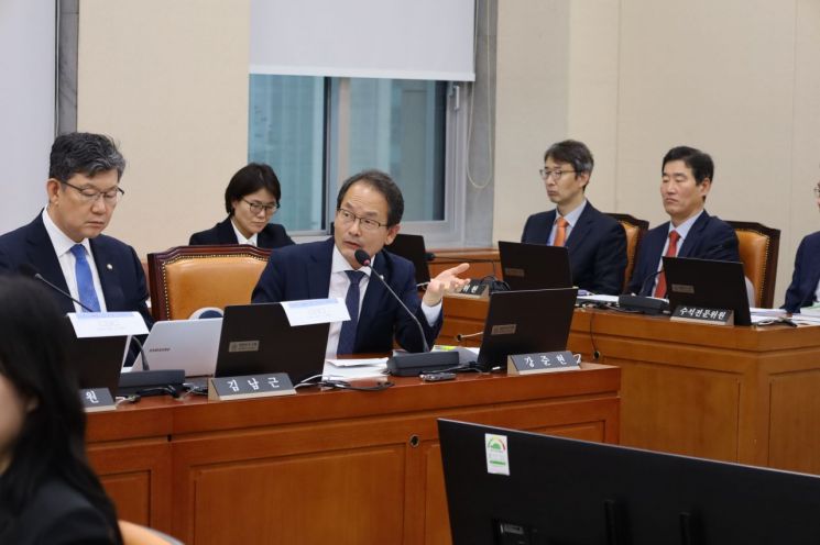 강준현 국회의원이 금융위원회 국정감사에서 질의하고 있다.