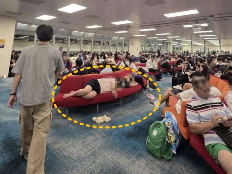 싱가포르 창이공항에서 의자 여러 개를 차지하고 누워 있는 한국인 모녀의 모습. 온라인커뮤니티 캡처