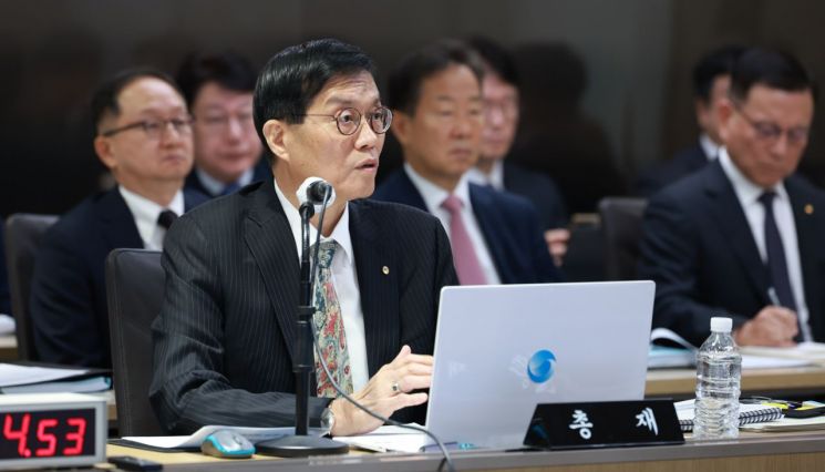 이창용 한국은행 총재가 20일 서울 중구 한은에서 열린 국회 기획재정위원회의 한은 국정감사에서 의원 질의에 답하고 있다. 한국은행