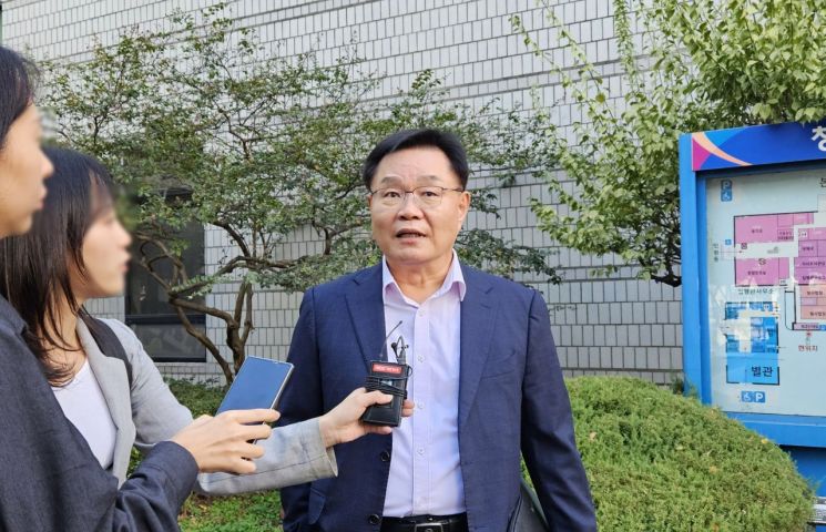 홍남표 전 창원특례시장이 정치자금법 위반 혐의 관련 첫 공판준비기일 참석 전 취재진과 만나 질문에 답하고 있다. 이세령 기자