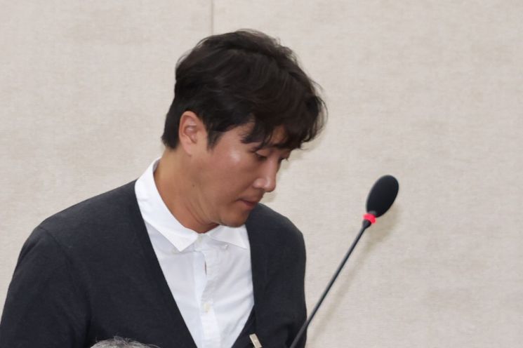 정신건강의학과 전문의 겸 방송인 양재웅 씨가 지난해 10월23일 국회에서 열린 보건복지위원회의 복지부 등에 대한 종합 국정감사에 증인으로 출석해 질의에 답한 뒤 증인석으로 돌아가고 있다. 연합뉴스