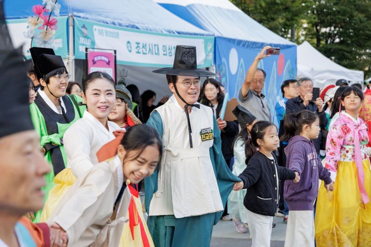 어의 허준 복장을 한 진교훈 강서구청장이 제23회 허준축제에서 아이들과 함께 원을 그리며 강강술래를 하고 있다. 강서구 제공.