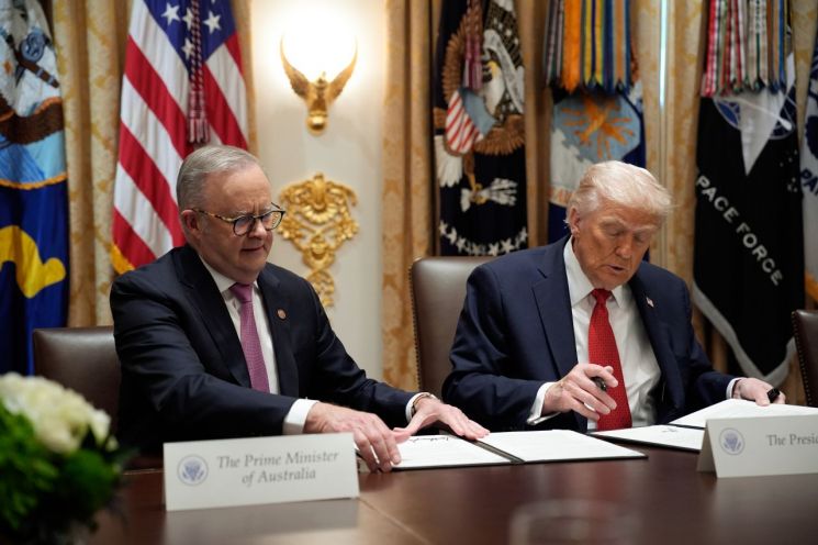 도널드 트럼프 미국 대통령이 20일(현지시간) 백악관에서 열린 앤서니 앨버니즈 호주 총리와의 정상회담 자리에서 85억달러 규모의 광물 협정에 서명하고 있다. UPI연합뉴스
