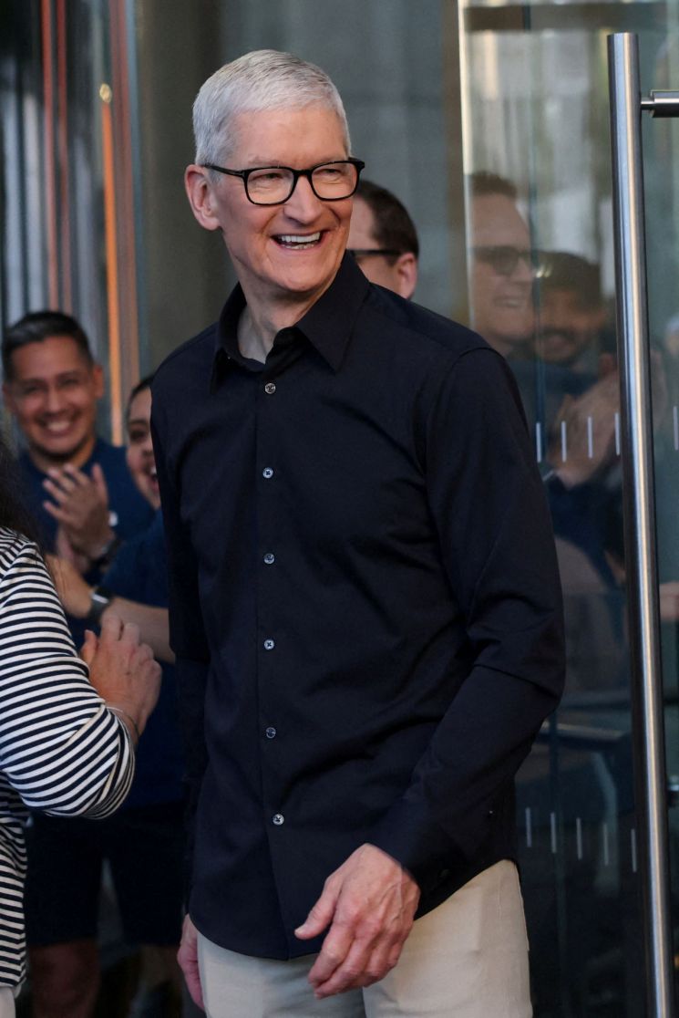 Apple Hits All-Time High on iPhone 17 Success, Nears $4 Trillion Market Cap