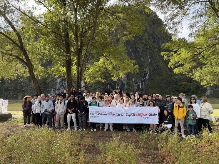 강원관광재단이 주관한 '운탄고도1330 테마 트레일 축제(페스티벌)(영월 편)' 참가자들이 지난 18일 기념촬영을 하고 있다. 강원관광재단 제공