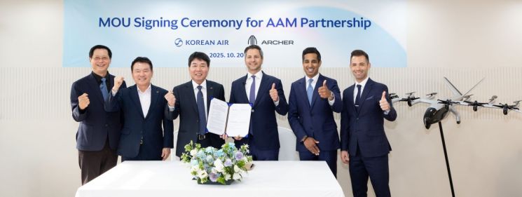 대한항공이 20일 오후 서울 국제 항공우주 및 방위산업 전시회(ADEX) 2025 행사장에서 미국 도심항공교통 선도 기업 아처 에비에이션과 미래항공교통(AAM) 모델 공동 개발을 위한 양해각서(MOU)를 맺었다. 사진은 MOU 서명식에 참석한 임진규 대한항공 항공우주사업본부장(왼쪽에서 세 번째), 유종석 대한항공 안전보건 총괄 겸 오퍼레이션 부문 부사장(왼쪽에서 두 번째), 박희돈 대한항공 경영전략본부장(왼쪽에서 첫 번째), 애덤 골드스타인 아처 에비에이션 최고경영자 (왼쪽에서 네 번째) 등 양사 주요 관계자가 기념사진을 촬영하는 모습. 대한항공