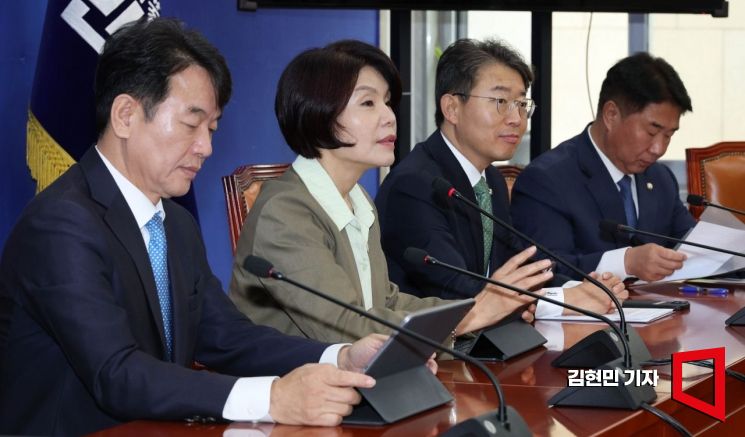 한정애 더불어민주당 정책위의장이 21일 국회에서 열린 국정감사대책회의에서 발언하고 있다. 2025.10.21 김현민 기자