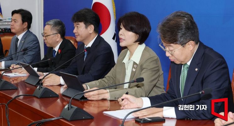 한정애 더불어민주당 정책위의장이 21일 국회에서 열린 국정감사대책회의에서 발언하고 있다. 2025.10.21 김현민 기자