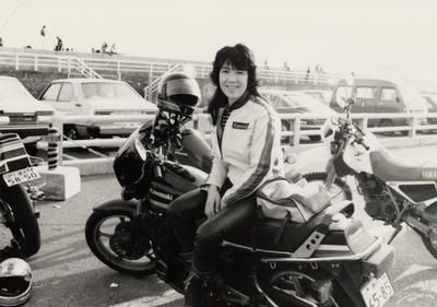 본인의 오토바이와 함께 포즈를 취하고 있는 다카이치 사나에. 다카이치 사나에 공식 홈페이지.