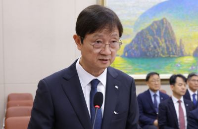 이찬진 금융감독원장을 비롯한 증인들이 21일 국회에서 열린 2025년도 정무위원회 국정감사에서 업무보고를 하고 있다. 연합뉴스
