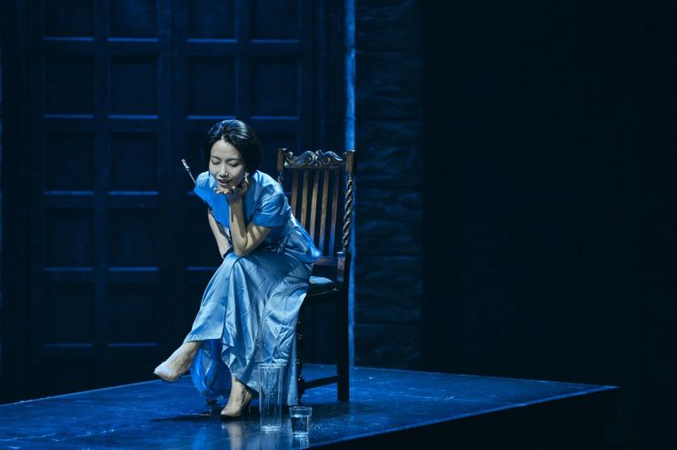 김신록이 연극 '프리마 파시'를 공연하고 있다.   [사진 제공= 쇼노트]
