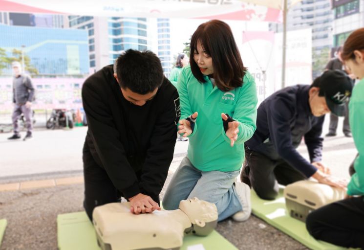 서울역 광장에서 진행된 ‘희망브리지 응급처치 체험부스’에서 시민이 심폐소생술 실습을 하고 있다. 희망브리지