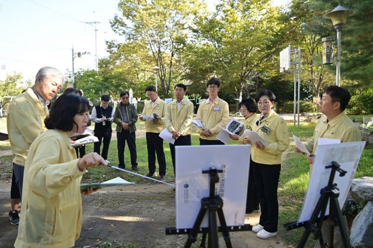광주 서구의회 기획총무위원회가 지난 20일 제334회 임시회 기간 화정동 소재 주동어린이공원을 현장 방문했다. 광주 서구의회 제공