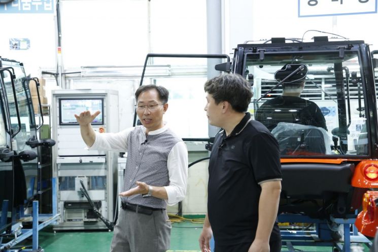삼성전자 스마트공장 전문위원이 농기계 제조업체 위제스(전북 익산 소재)를 찾아 스마트공장 컨설팅을 진행하고 있다. 삼성전자.